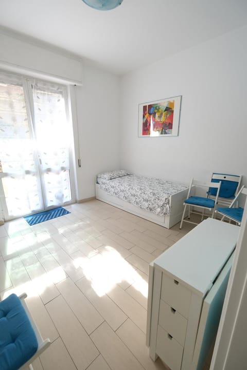 Bed, Living room, Seating area, Dining area