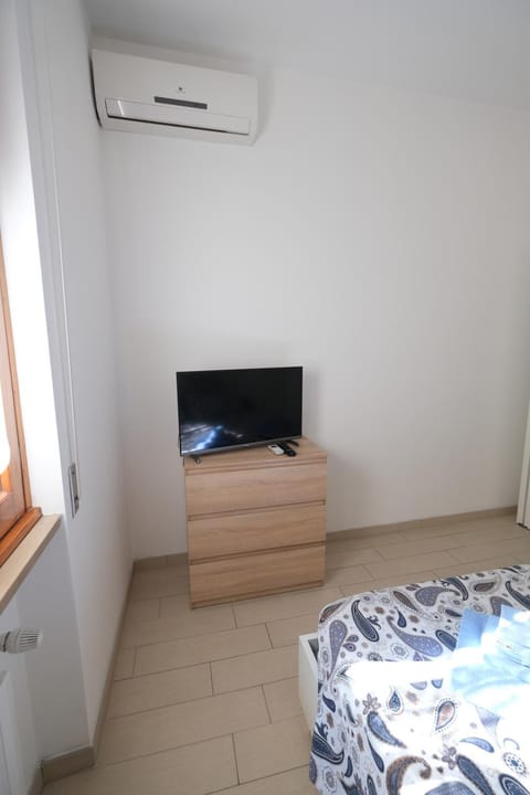 Bed, TV and multimedia, Photo of the whole room, Bedroom, air conditioner