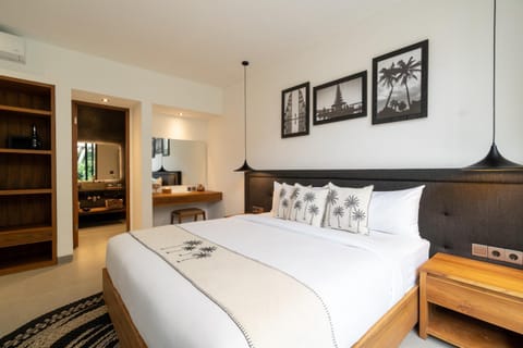 Bed, Seating area, Bedroom, air conditioner