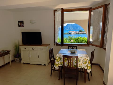 Natural landscape, TV and multimedia, View (from property/room), Living room, Lake view, Landmark view, Mountain view, Time of day