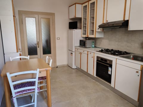 Kitchen or kitchenette, Dining area, dishwasher, stove