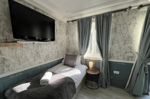 Bed, TV and multimedia, Bedroom