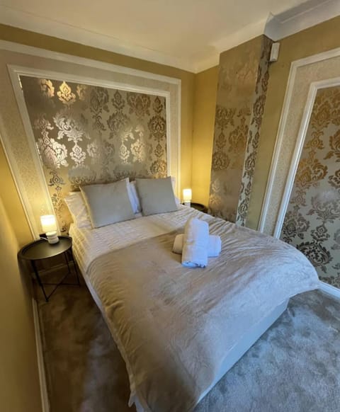 Bed, Bedroom, towels