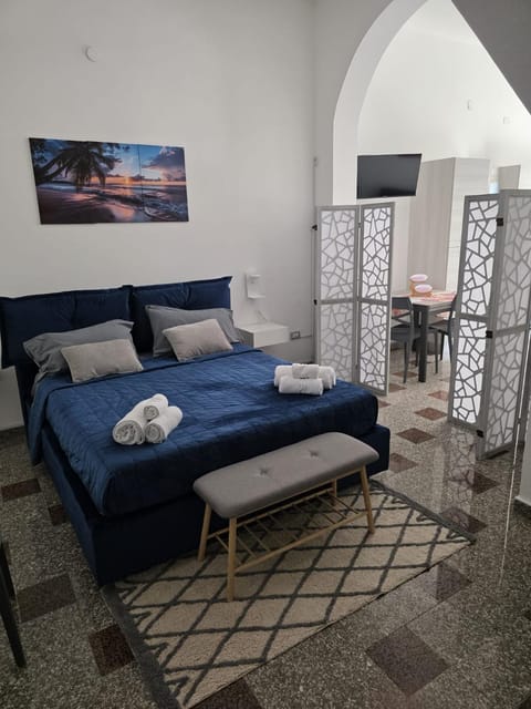Bed, Living room, Photo of the whole room, Seating area, Dining area, Bedroom
