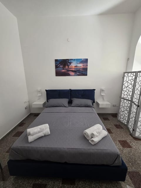 Bed, People, Photo of the whole room, Bedroom, towels