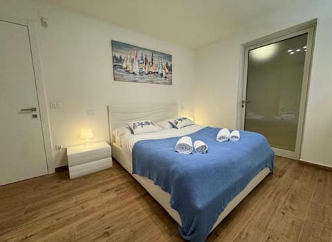 Bed, Photo of the whole room, Bedroom, towels, wardrobe