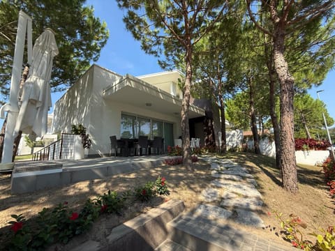 Property building, Spring, Day, Garden, Garden view