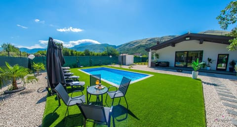 Property building, Garden, Garden view, Mountain view, Pool view, Swimming pool, sunbed
