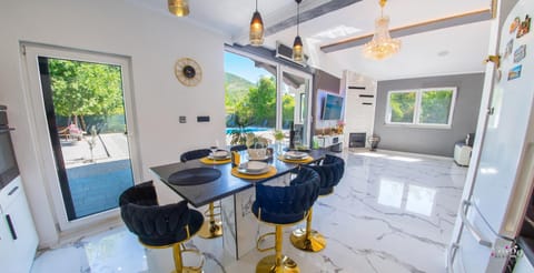 Living room, Seating area, Dining area