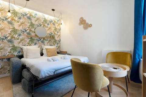 Bed, Living room, Photo of the whole room, Seating area, Bedroom