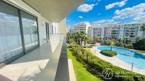 Property building, Balcony/Terrace, Garden view, Pool view