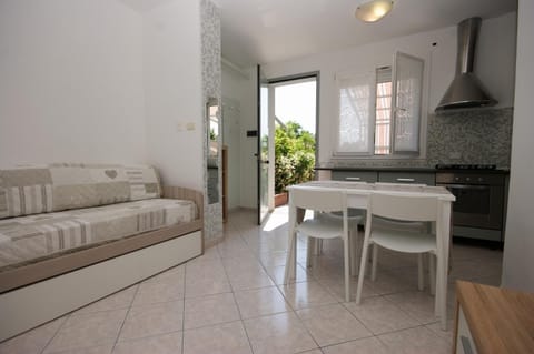 Bed, Kitchen or kitchenette, Living room, Seating area, Dining area