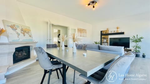 TV and multimedia, Living room, Seating area, Dining area