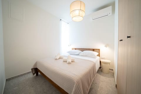Bed, Photo of the whole room, Bedroom, towels, wardrobe, air conditioner