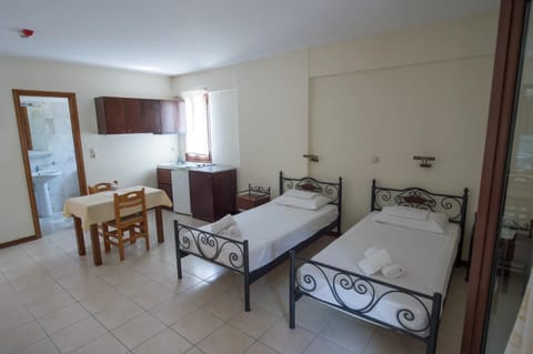 Bed, Kitchen or kitchenette, Photo of the whole room, Bedroom, towels