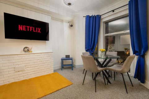 TV and multimedia, Living room, Seating area, Dining area