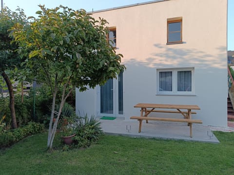 Property building, Garden, Garden, Balcony/Terrace, Garden view