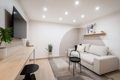 TV and multimedia, Living room, Seating area, Evening entertainment
