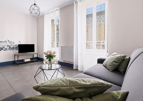 Communal lounge/ TV room, TV and multimedia, Living room, Seating area, Evening entertainment