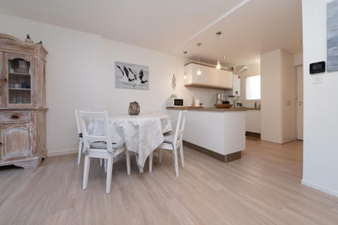 Property building, Kitchen or kitchenette, Living room