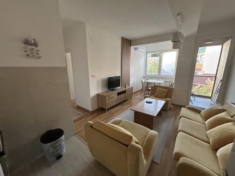 Communal lounge/ TV room, TV and multimedia, Living room, Seating area, Evening entertainment
