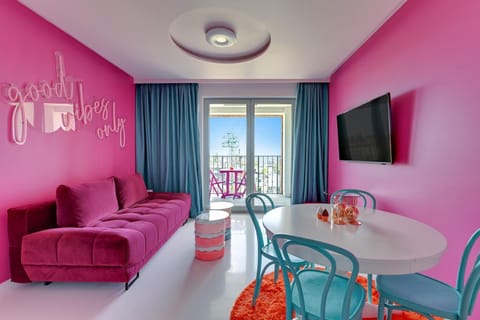 Communal lounge/ TV room, Bed, TV and multimedia, Living room, Photo of the whole room, Seating area, Dining area, Evening entertainment