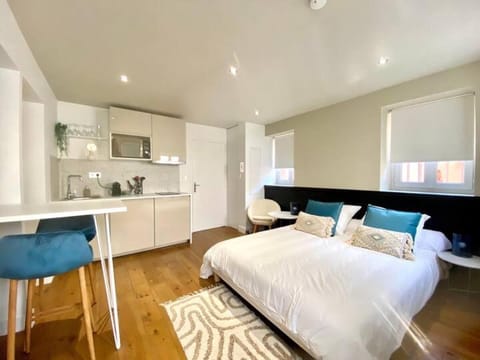Bed, Kitchen or kitchenette, Living room, Photo of the whole room, Seating area, Dining area, Bedroom, stove