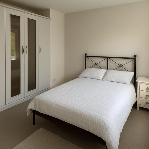 Cozy 2BR Flat Near City Centre Free Parking Fast Wifi Apartment in Edinburgh