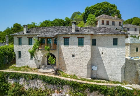 Property building, Day