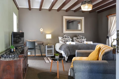 Bed, TV and multimedia, Seating area, Bedroom