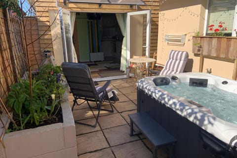 Hot Tub, Seating area