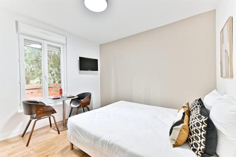 Bed, TV and multimedia, Photo of the whole room