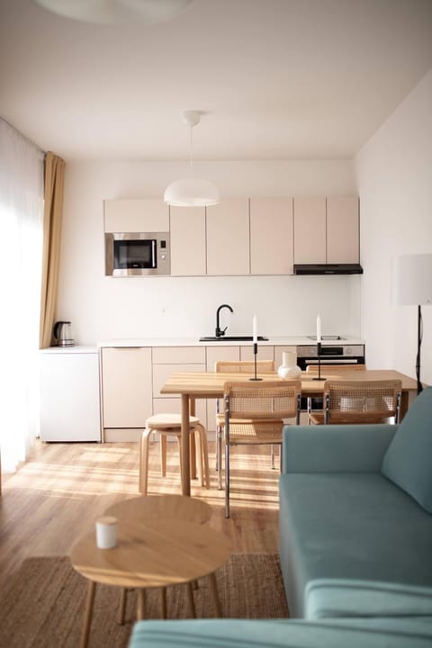 Kitchen or kitchenette, Living room, Seating area, Dining area, oven, pet friendly, stove
