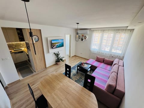 TV and multimedia, Living room, Seating area, Dining area