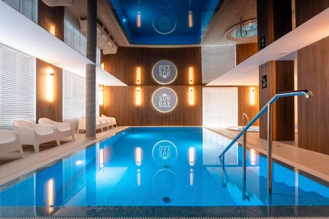 Spa and wellness centre/facilities, Pool view, Swimming pool, sunbed