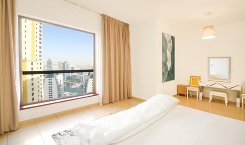 Bed, Photo of the whole room, Seating area, Bedroom