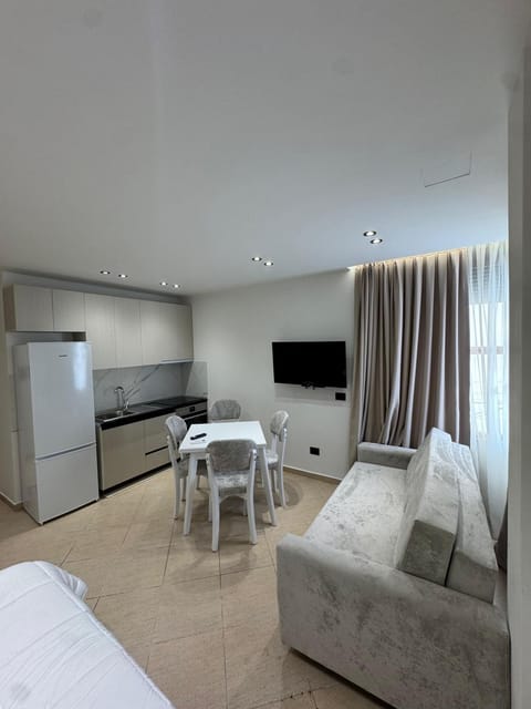 Bed, TV and multimedia, Kitchen or kitchenette, Living room, Seating area, Bedroom, minibar, oven