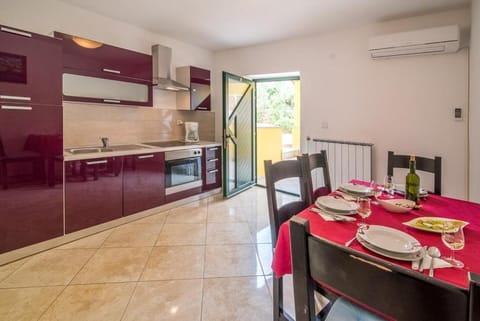 Kitchen or kitchenette, Living room, Seating area, Dining area, oven, stove, air conditioner