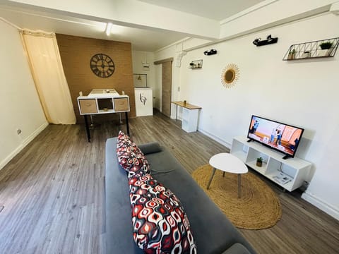 Communal lounge/ TV room, TV and multimedia, Living room, Dining area