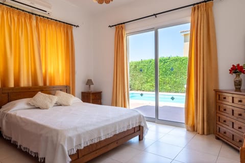Bed, Natural landscape, Photo of the whole room, Bedroom, Pool view, Swimming pool