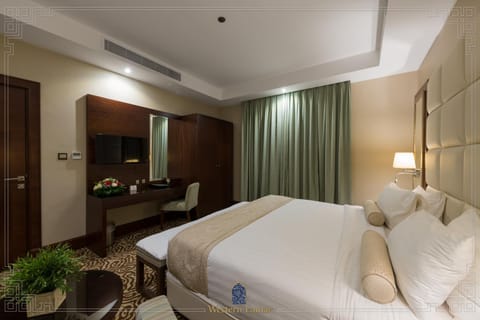 Bed, TV and multimedia, Seating area, Bedroom, wardrobe