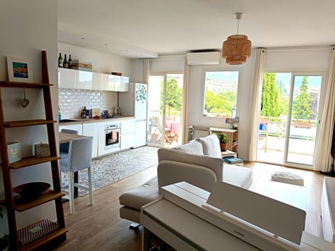 Kitchen or kitchenette, Living room