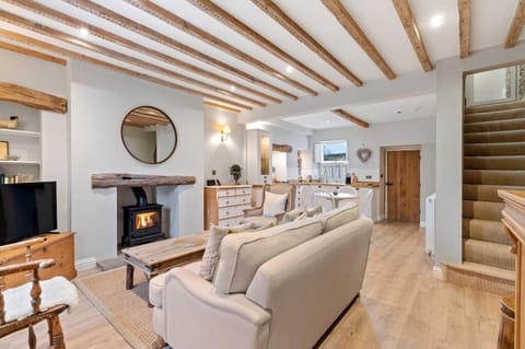 TV and multimedia, Kitchen or kitchenette, Living room, Seating area, fireplace