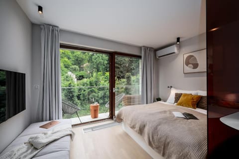 Bed, Natural landscape, TV and multimedia, Photo of the whole room, air conditioner