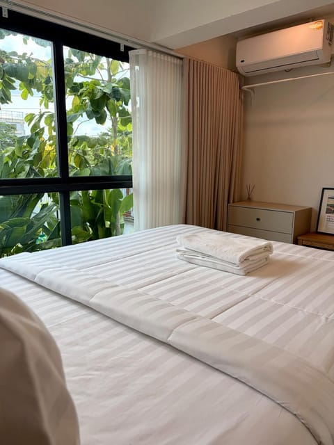 Bed, Photo of the whole room, Bedroom, towels