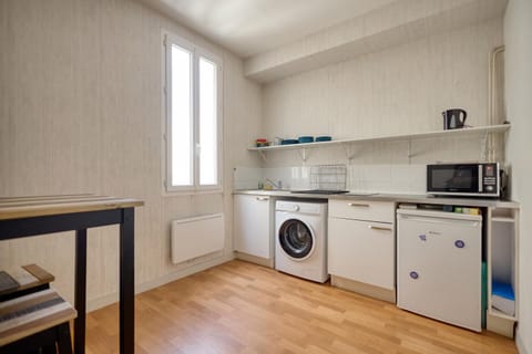 Kitchen or kitchenette, stove, toaster, washing machine