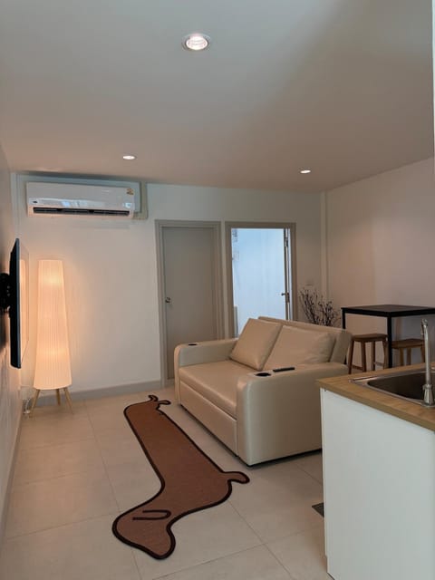 TV and multimedia, Living room, Seating area, air conditioner