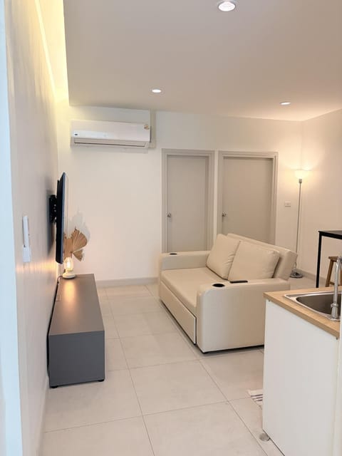 TV and multimedia, Living room, Seating area, air conditioner