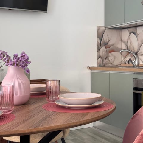 Kitchen or kitchenette, Dining area