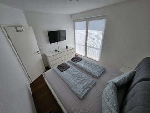 Bed, TV and multimedia, Photo of the whole room, Bedroom